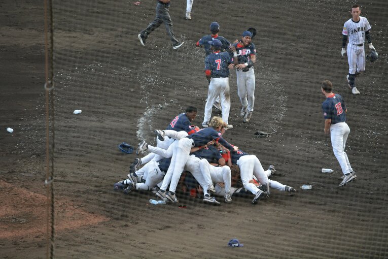 日本にリベンジを果たして優勝したアメリカ。グラウンドで歓喜がはじけた　©Takarin Matsunaga