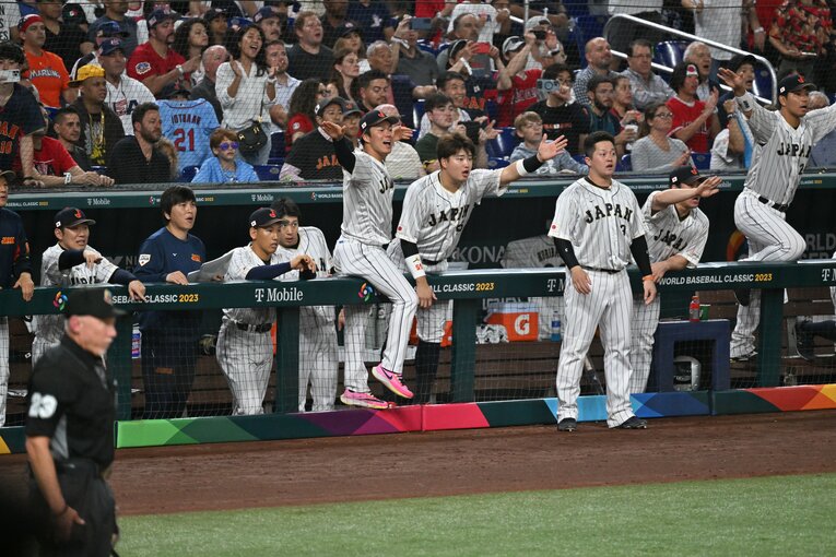 決勝アメリカ戦でベンチから戦況を見守る吉田正尚　©︎Naoya Sanuki