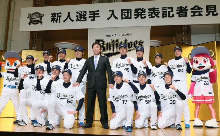岡崎大輔（前列右から２人め）は2017年入団組。同期は（前列左から）山崎颯一郎、山本由伸、黒木優太、山岡泰輔（一人おいて）小林慶祐など超豪華メンバーだ　©︎JIJI PRESS