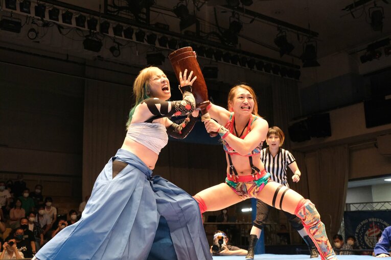 2020年、スターダム入団前の朱里は世羅と対戦。勝利したのは世羅だった（クリックすると「この記事の写真」にとびます。流血等の過激な画像を含みますのでご注意ください）