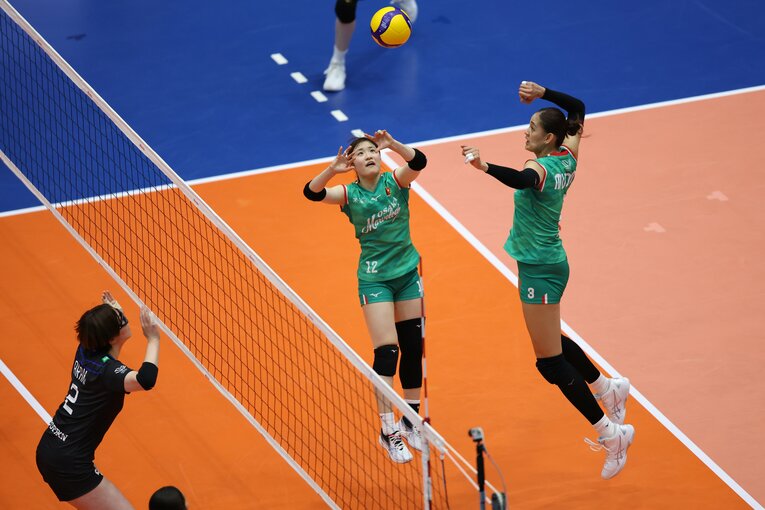 大阪マーヴェラスの蓑輪幸（右）は195cmの長身プレイヤー　©︎大阪マーヴェラス