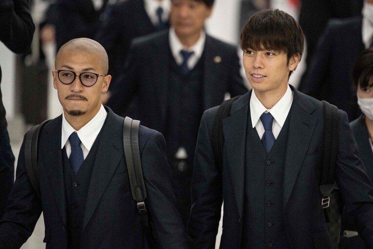 日本代表、帰国時の前田大然と田中碧　©JIJI PRESS