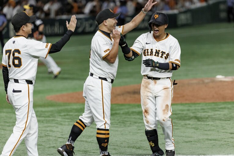 5月29日のソフトバンク戦でサヨナラ打を放った吉川尚輝を称える阿部監督　©Kiichi Matsumoto