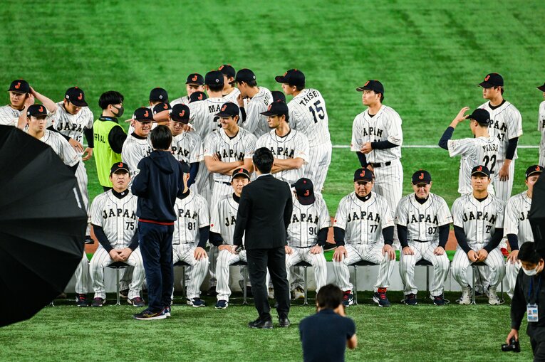 開幕前日のフォトセッション。集合して立ち位置を確認しあう　©Nanae Suzuki