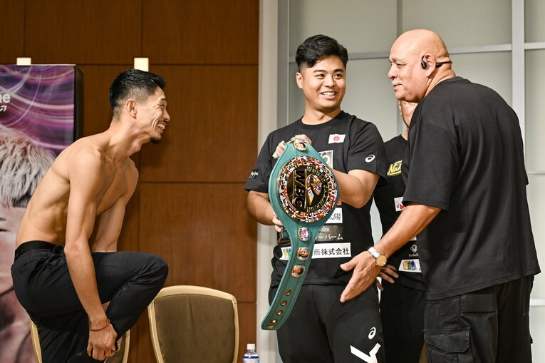 中谷と言葉をかわすエルナンデス氏　©︎Hiroaki Finito Yamaguchi/AFLO