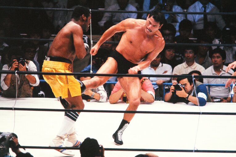 1986年、アントニオ猪木と戦うスピンクス　©︎AFLO