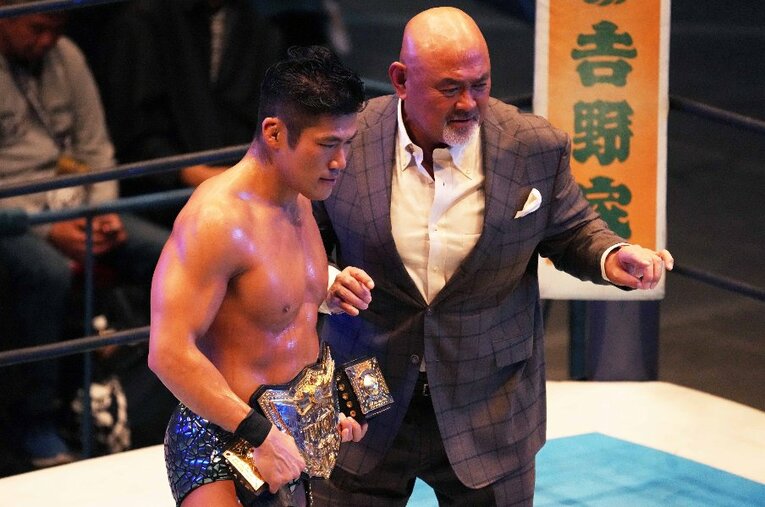 10月9日、両国国技館。4度目のIWGP世界ヘビー級王座の防衛に成功したSANADAは武藤敬司からベルトを受け取る ／ photograph by Essei Hara