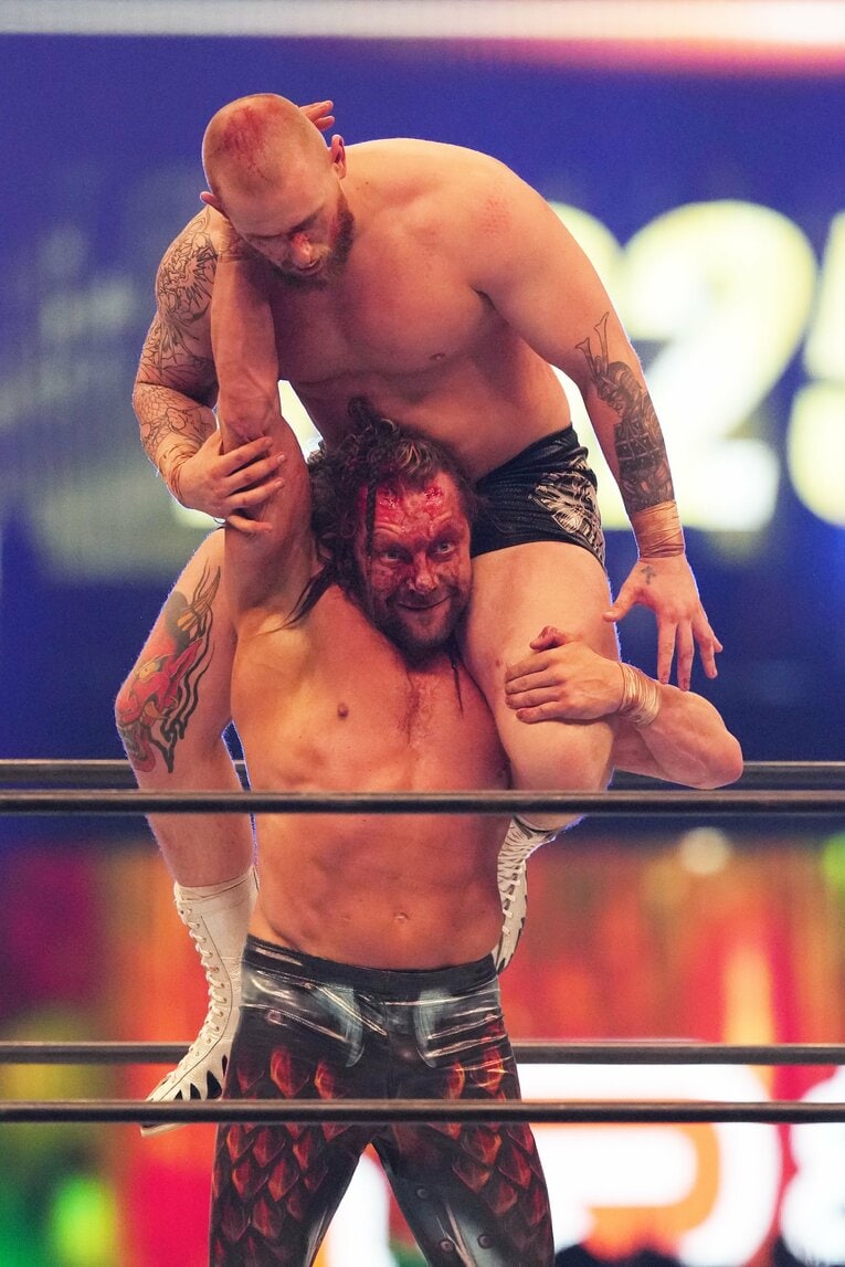 ゲイブ・キッドにとどめを刺したケニー・オメガの「片翼の天使」 ©Essei Hara