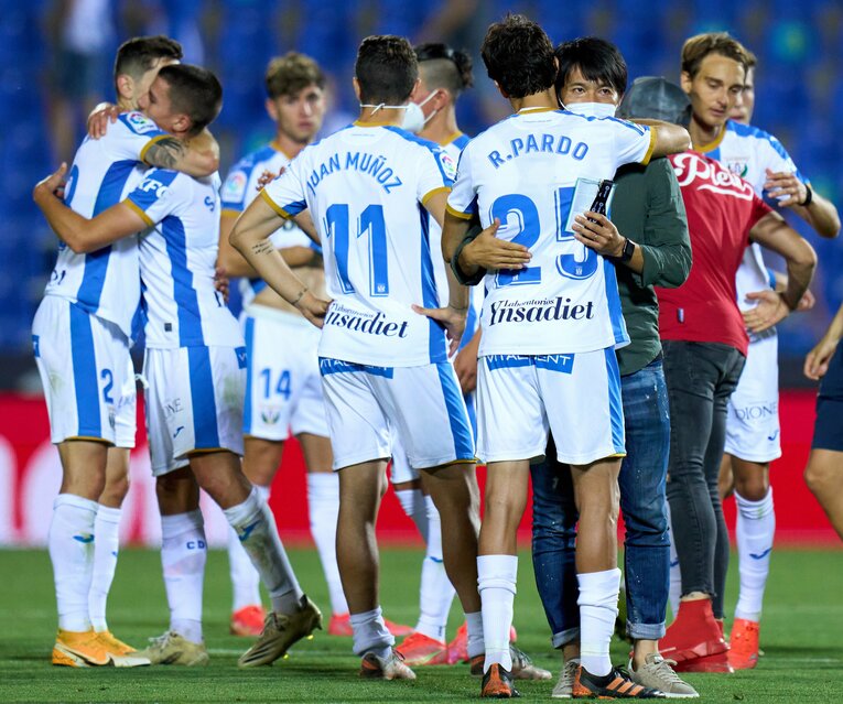 プレーオフで敗れたチームメイトを労わる柴崎　(C)Getty Images