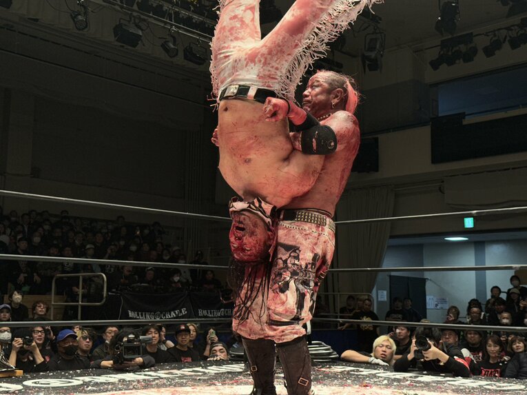 スワイプすると「エル・デスペラードvs葛西純」など激闘写真をご覧になれます　©Norihiro Hashimoto