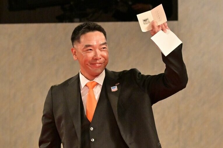 西舘勇陽（中央大）の交渉権を引き当てた際の巨人・阿部慎之助監督 ／ photograph by Hideki Sugiyama