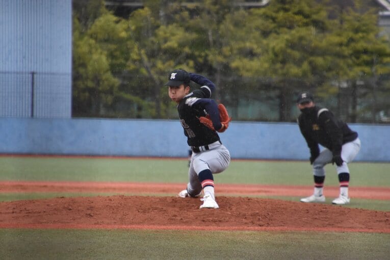 昨春のセンバツで登板した速球派ながら、サイド転向して活路を切り拓く3年生右腕の渋谷翔　©Takahiro Kikuchi