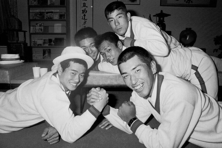 1984年撮影。甲子園後の国体で…ハットを被る桑田、握手する清原　©AFLO