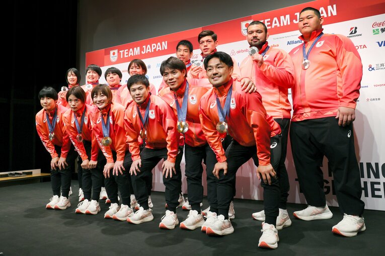 銀メダルを獲得した団体（帰国会見にて）　©JIJI PRESS