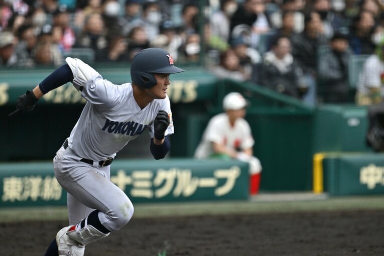 横浜の主将・阿部葉太は強肩強打に加えて俊足好守。プロの評価も高かったが…　©Hideki Sugiyama