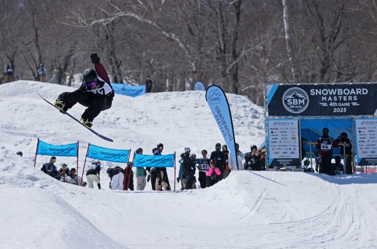 ベストセラー作家・東野圭吾氏が発起人の『スノーボードマスターズ（SBM）』。第4回の今年は五輪経験者やトッププロが多数参加して”史上最高レベルの大会”になった ／ photograph by “tochi” sato(SBM)