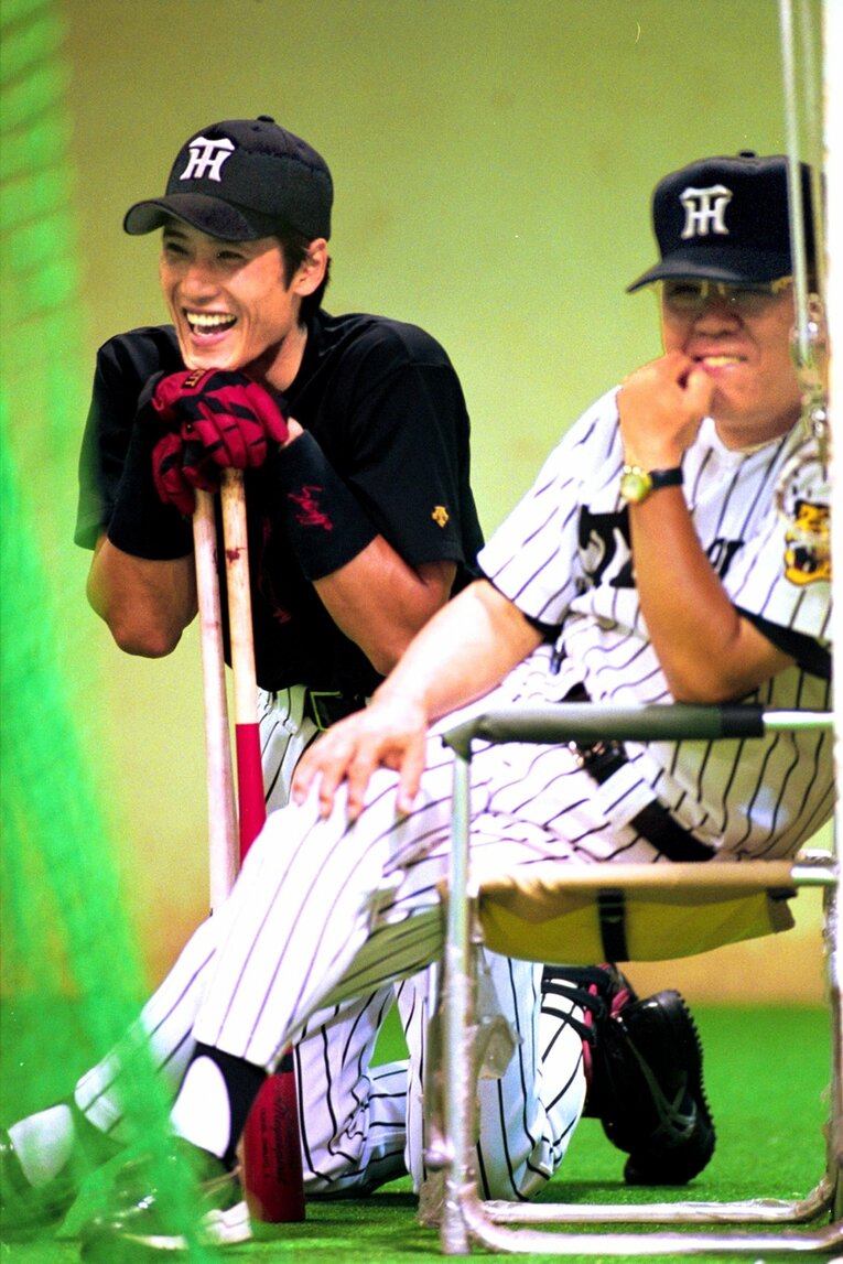 阪神監督時代、新庄剛志（現・日本ハム監督）と談笑する野村