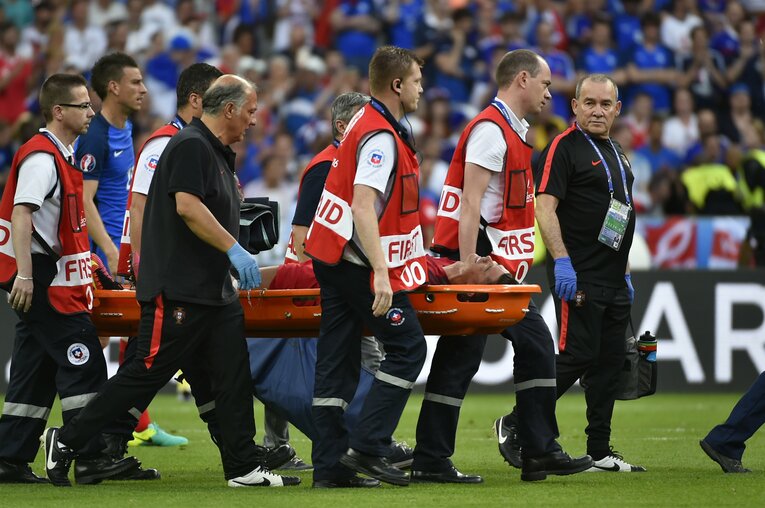 【クリロナ伝説】EURO2016決勝、ケガを負って退場したが……　©Takuya Sugiyama