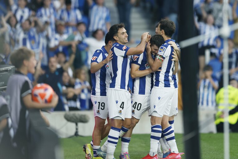 「久保建英が子供ファンにユニホームを」日本代表招集前のホーム最終戦で監督と別れ…5季連続欧州カップ戦は「ソシエダでの奇跡的な時」だった(12)