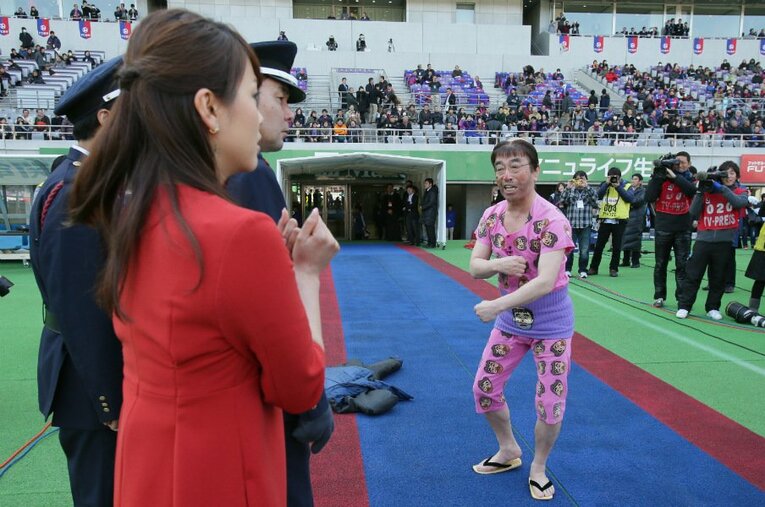 味スタに現れた「変なおじさん」 ／ photograph by J.LEAGUE