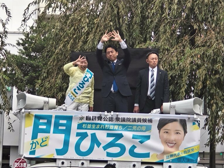 10月の衆院選にともなう街頭演説で。SNSでの拡散を頭に入れているためか、スマホを向ける人たちに対し、右手と左手を交互に使いながら手を振っていた ©Makoto Okano