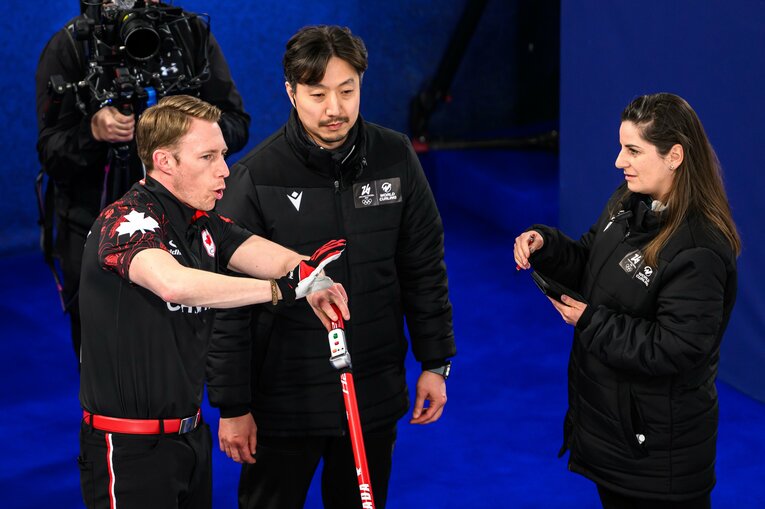 反則について審判と話し合うケネディ　©AFLO