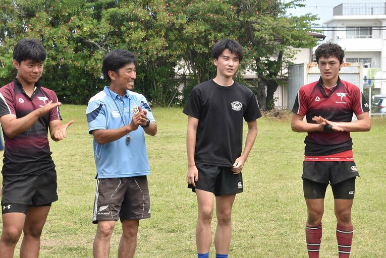 右から1番目、2番目の部員は外部生