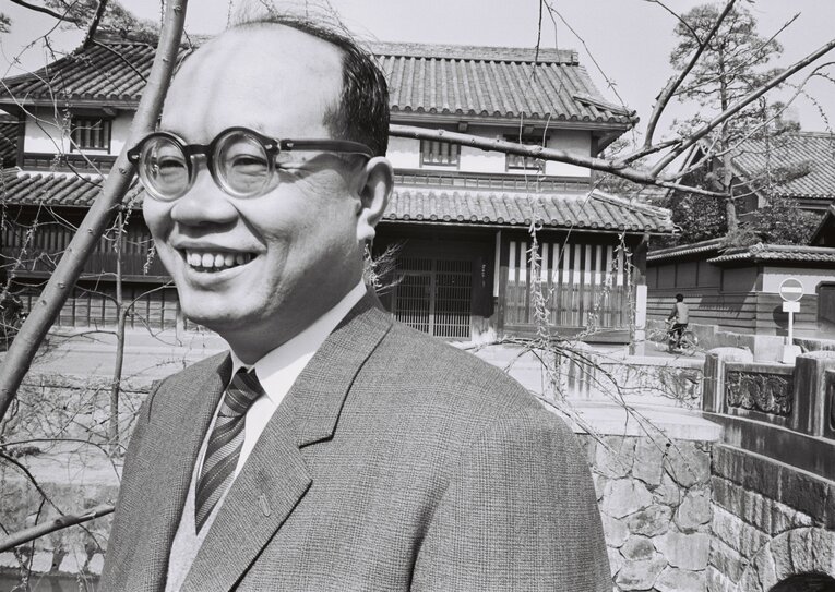 1965年、生まれ故郷の倉敷市を散策する大山康晴　©BUNGEISHUNJU