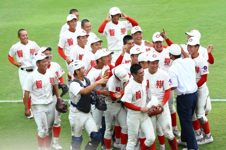 和歌山大会を制し、4大会連続25回目の甲子園出場を決めた智弁和歌山高校。スタンドへの挨拶を終えると喜びを爆発させた ／ photograph by Sankei Shimbun