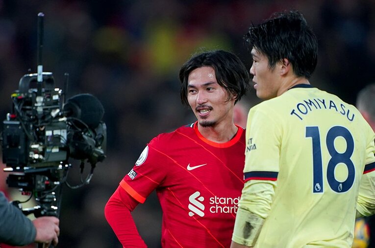 試合後、ユニフォーム交換する南野拓実と冨安健洋。現地映像のカメラが2人を捉えていたことが、その価値を証明している ／ photograph by PA Images/AFLO