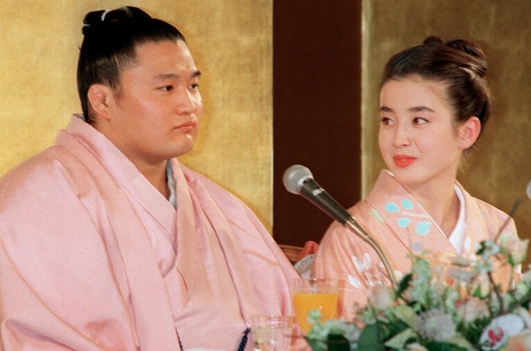 1992年11月27日、婚約発表会見に臨む貴花田と宮沢りえ（東京都千代田区・ホテルニューオータニ）　©JIJI PRESS