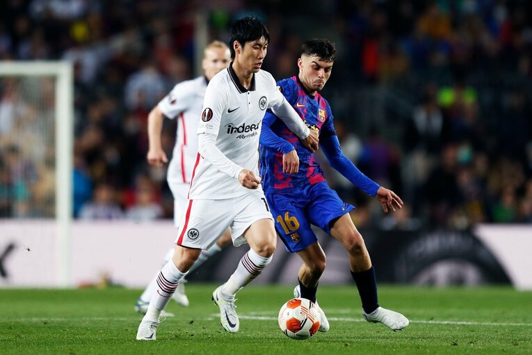 「初めて日本人がバルサのカンプノウで勝利」歴史的瞬間を撮った… 鎌田大地のアシストと献身に感動した理由〈長谷部誠も出場〉(15)