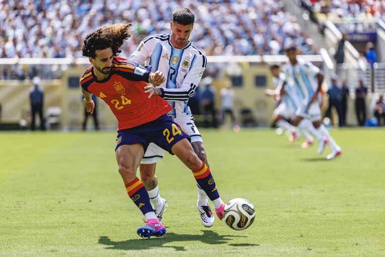 テレビ映像では伝わり切らないアルゼンチンvsスペインの決定的瞬間…写真は右に続きます　©Kiichi Matsumoto/JMPA