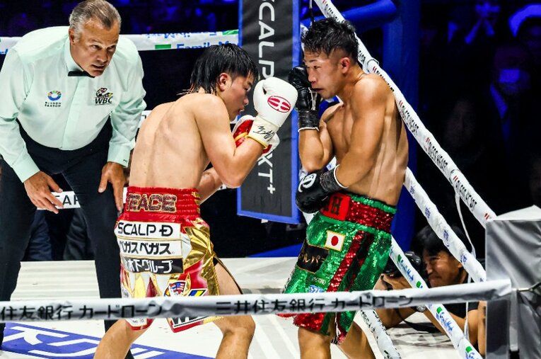 那須川天心がダウンを奪った7ラウンド、回復に専念する井上拓真。ロープ際でも圧巻のディフェンス能力を見せた ／ photograph by Susumu Nagao