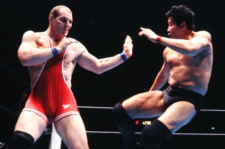 1999年2月21日、前田日明は自身の引退試合にて、五輪レスリング3連覇のアレキサンダー・カレリンと対戦した ／ photograph by AFLO