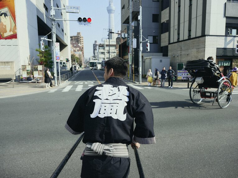 【人力車でバーチャル浅草さんぽ】元ラグビー日本代表…ムキムキの児玉健太郎さんが引く人力車で浅草を回った気になれる！　人力車夫のお仕事風景を見る　©︎Yuki Suenaga
