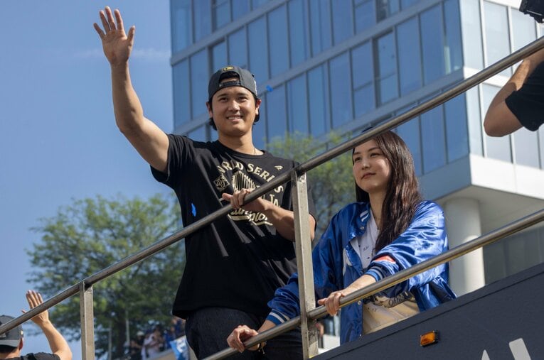 【ドジャースのテレビに映らない名場面】優勝パレードでの大谷と真美子夫人…写真はまだまだ続きます　©EPA/JIJI PRESS