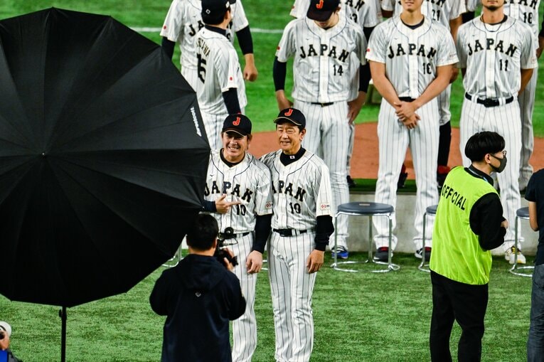 甲斐のユニフォームを着用して集合写真に写る栗山監督　©︎Nanae Suzuki