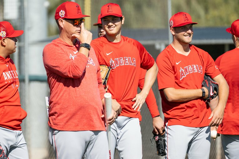 ベネズエラのホセ・スアレス投手と談笑する大谷　©Nanae Suzuki