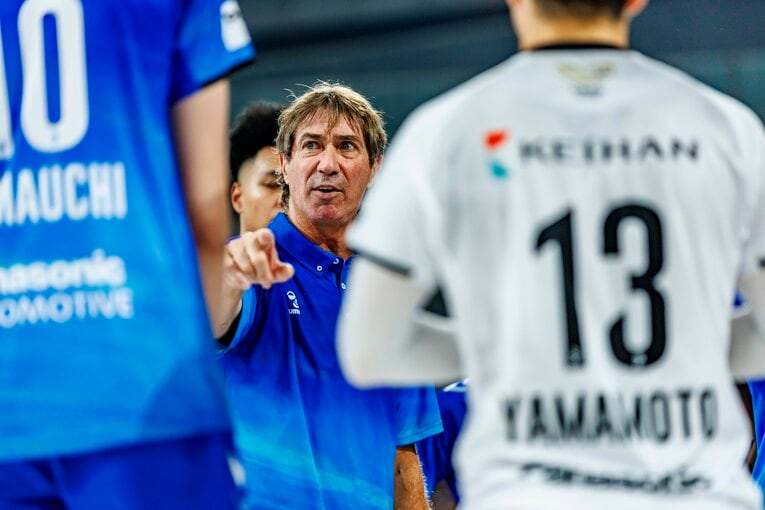 試合中、選手に指示を送るティリ監督　©︎Kiichi Matsumoto