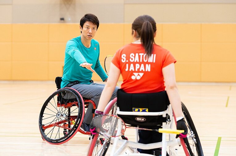 衝撃的な事故の話を、真剣に聞く松岡修造さん。屈託なく笑顔でプレーする里見選手に脱帽！ ／ photograph by Nanae Suzuki