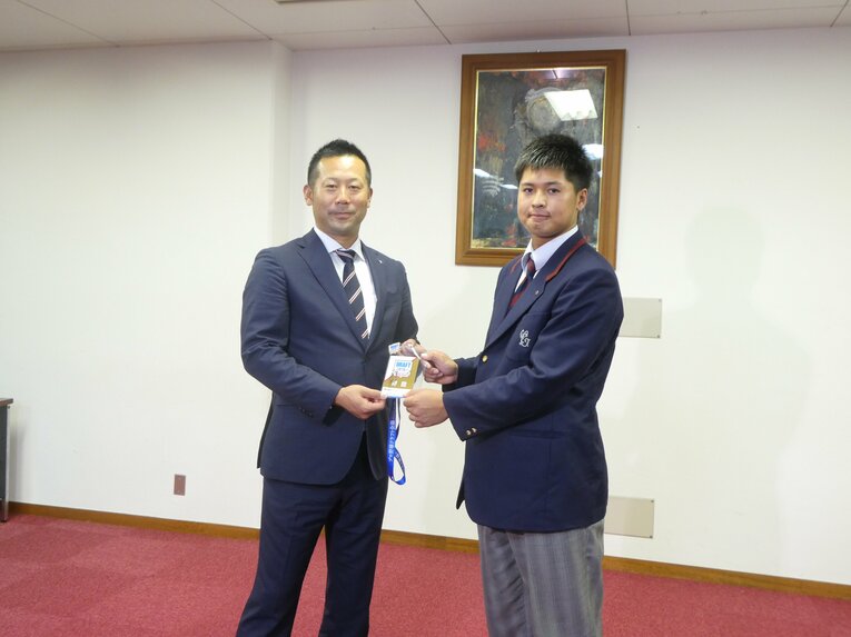 指名挨拶に訪れた楽天・三木監督と写真に収まる黒川　©Noriko Yonemushi