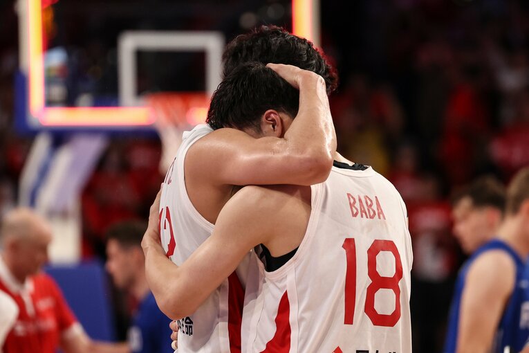 パリ五輪出場権を獲得した昨夏のW杯。ともに海外でプレーし、成長を代表チームに還元した渡邊雄太と馬場雄大のハグ　©︎Takashi Aoyama/Getty Images
