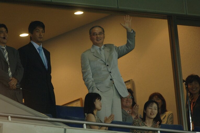 2005年、父・茂雄氏と東京ドームで　©BUNGEISHUNJU