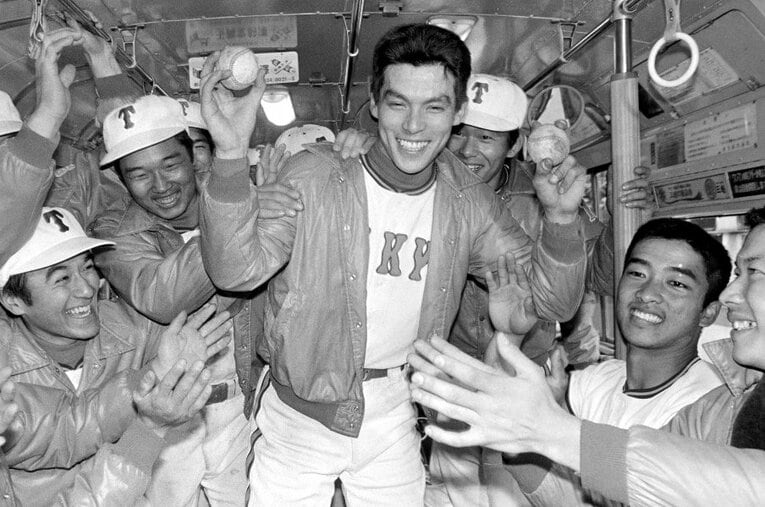 1981年春季の「赤門旋風」。4月19日、早稲田大に2日連続で完封勝利した東大。帰りのバスはお祭り騒ぎに。中央はチームメートに祝福される国友充範投手　©Sports Nippon