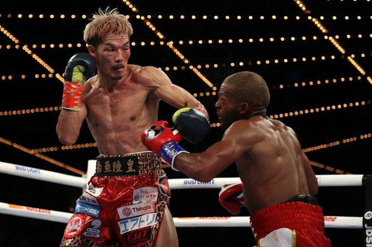 昨年11月27日、アジンガ・フジレ（南アフリカ）に3-0の判定で勝利し、IBF世界スーパーフェザー級王者となった尾川堅一 ／ photograph by Getty Images