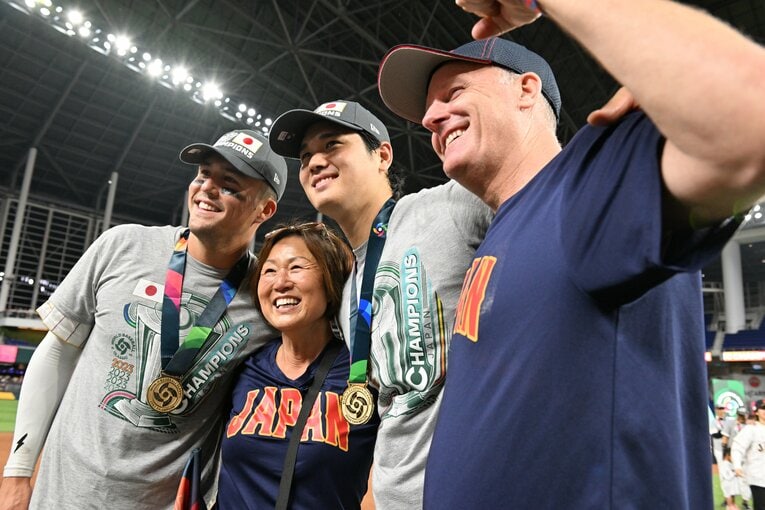 息子ラーズと大谷翔平に挟まれてニッコリと微笑む久美子さん　©Naoya Sanuki