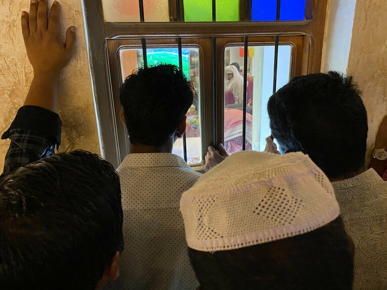 スークワキーフで開幕戦をテレビ観戦する人々　©Kei Totsuka