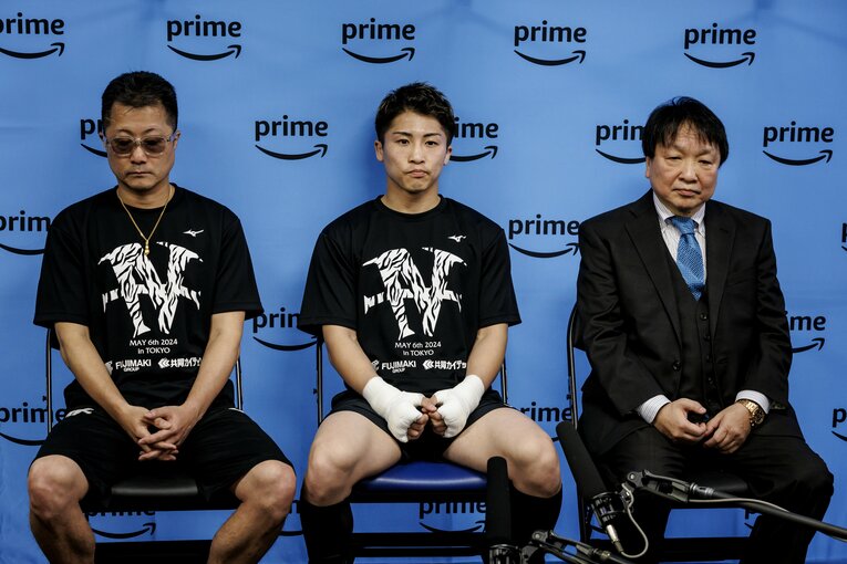 左から井上真吾トレーナー、井上尚弥、大橋秀行会長　©Kiichi Matsumoto