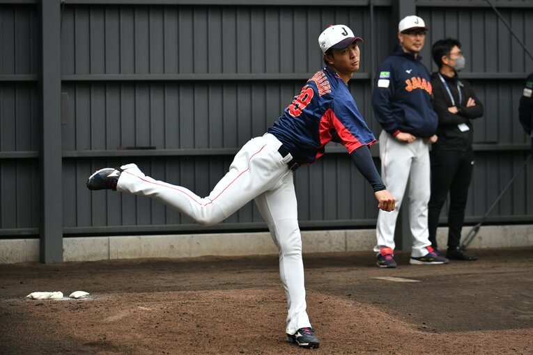 ブルペンで投げ込む高橋宏斗　©︎Hideki Sugiyama